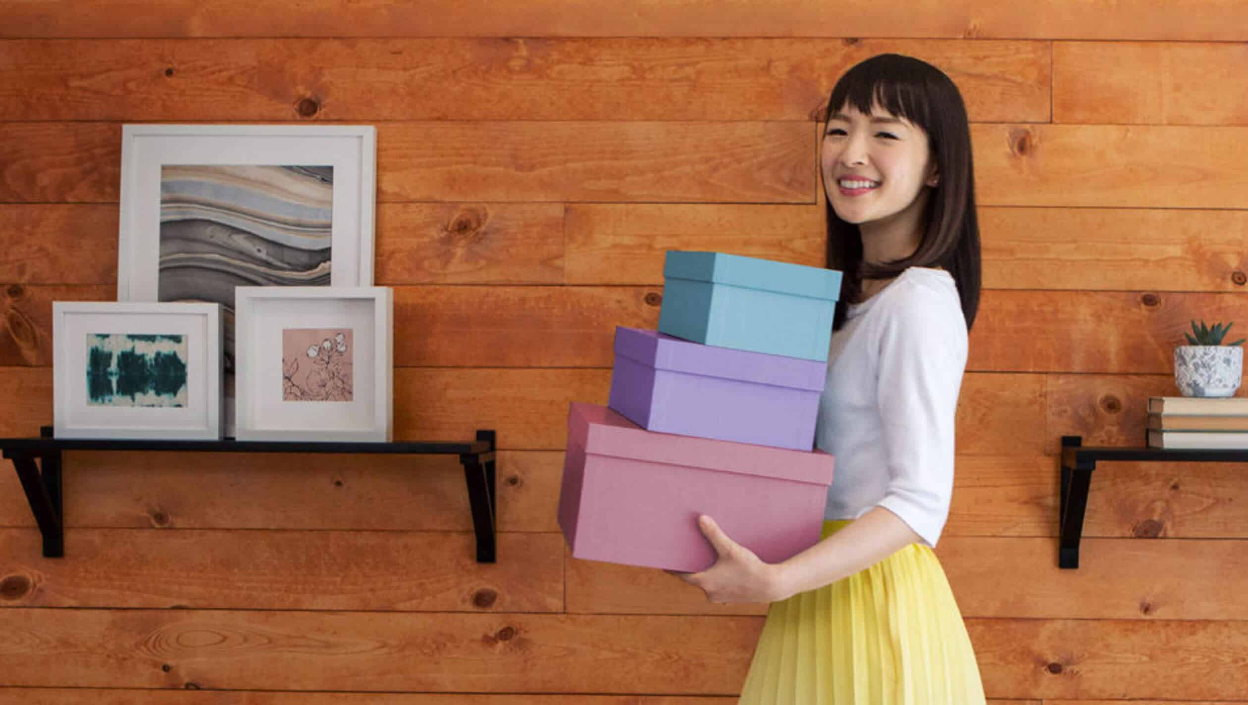Marie Kondo holding boxes